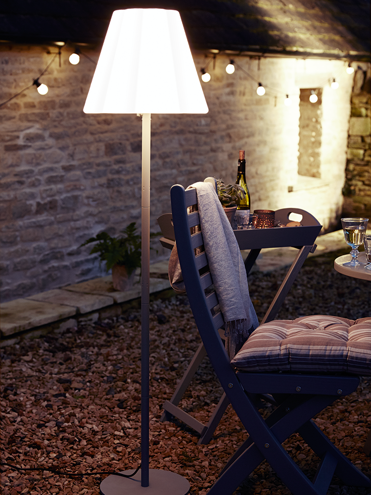 Outdoor Floor Lamps to Use on Your Deck This Summer
