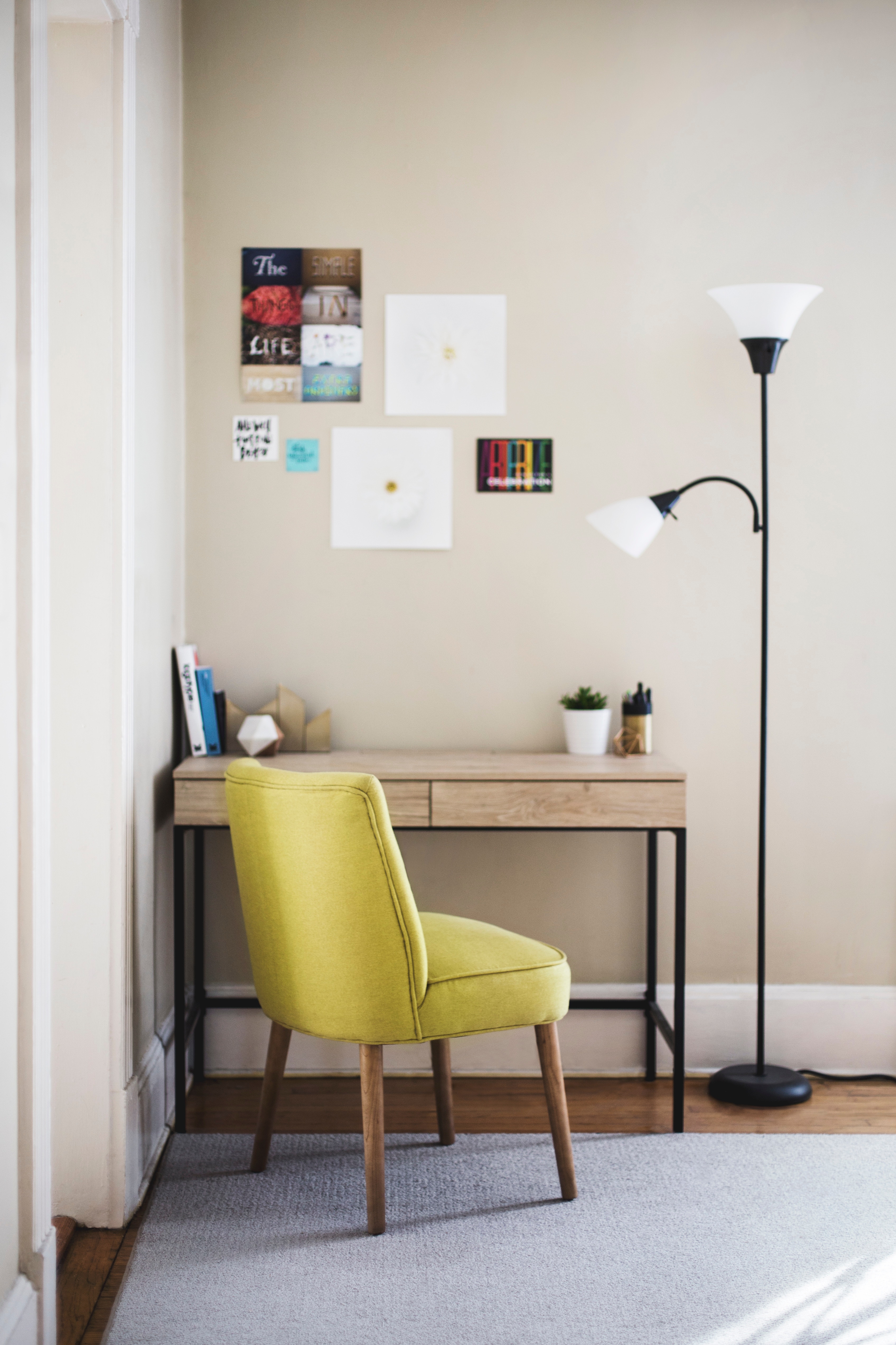 The Benefits of Modern Floor Lamps in Your Interior Design